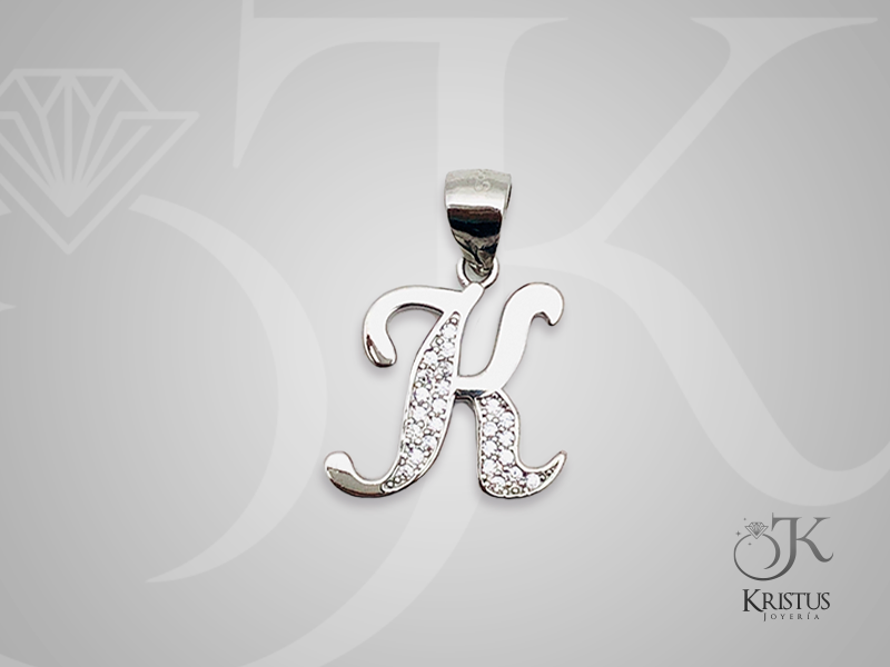 Colgante de Iniciales con Circones de Plata Fina Ley 925 - Personalización y Elegancia.